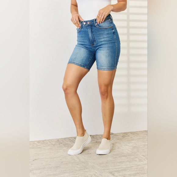 Just In!! Judy Blue Full Size Tummy Control Double Button Bermuda Denim Shorts - Picture 6 of 7